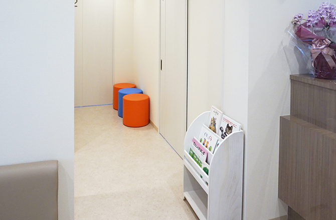 診察室前待合スペース 診察室前待合スペース